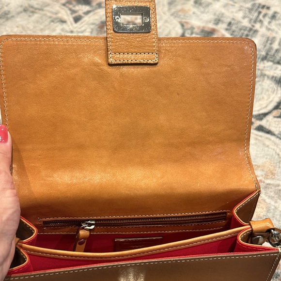 Beautiful Italian leather shoulder bag in camel color - Picture 10 of 13